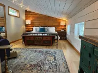 Cozy, historic cabin in the woods, X-ski in/out, minutes to shops & restaurants
