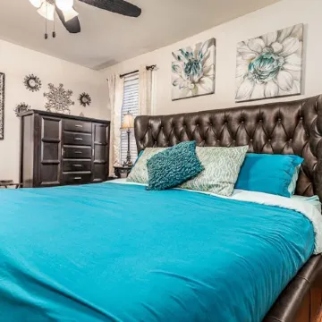 Elegant 2 BR With Stunning Kitchen Prime Location!