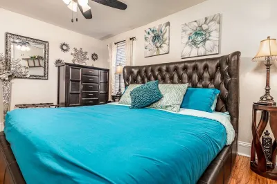Elegant 2 BR With Stunning Kitchen Prime Location!