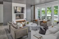 Designer Luxury on Smith Lake/Pool/5BR/3BR/Steps to Water!