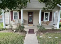 Charming 2-bedroom bungalow with WiFi, AC in serene Cave City. Hotels in der Nähe von Onyx Cave