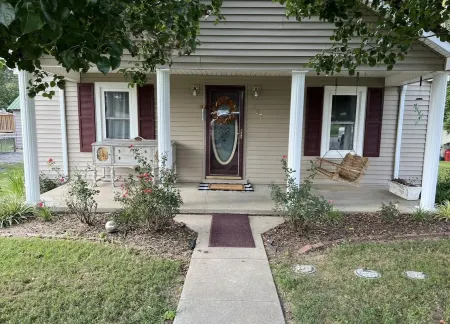 Charming 2-bedroom bungalow with WiFi, AC in serene Cave City.