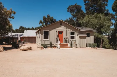 'Moe's Cabin' in the heart of Adelaida wine country Hotels near Vines on the Marycrest