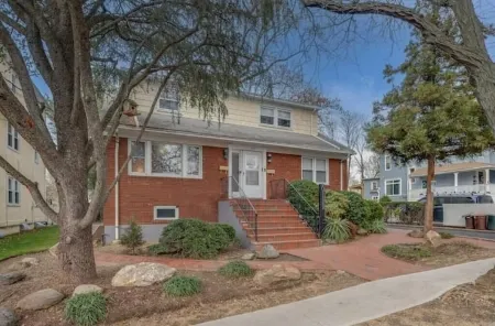 Chic, Modern & Cozy~Walk to Train~Free Parking NYC