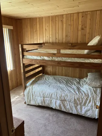 Byers Lake Lodge - centrally located in the beautiful Upper Peninsula. Отели в г. Инвуд Тауншип