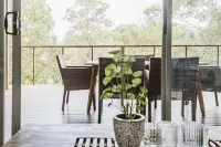 Kookaburra - Private One Bedroom Cottage with Lake View