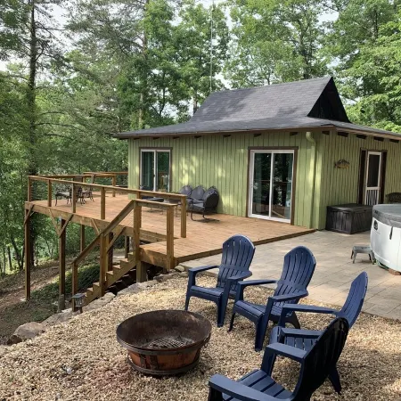 Lakefront Pet friendly with Hot Tub & Private Dock