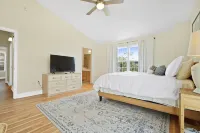 Comfy family friendly house, short stroll to the beach!