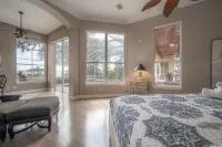 Luxury Lakefront Lake Magdalene Villa  Private HEated Pool,Kayaks,Paddleboat!