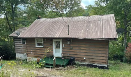 Cozy cabin for 4, 2 King size beds.  Porch with view of lake. Full kitchen.