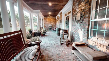 5 Bedroom Spacious and Cozy Country Home on Expansive Lot