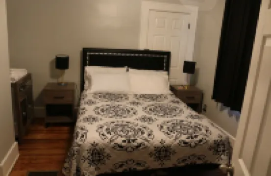 Whole House, 5 minutes by car to OU, 2 Bedroom, 1.5 bath, Smart TV, FREE Wi-Fi