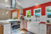 Cozy Lilly Cottage in Salem