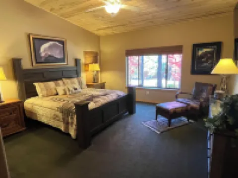 Exclusive Resort Cabin with Lake Views in the Gated Shores at Rainbow Lake