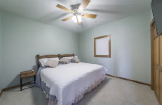 Breathtaking Lakeview  GUEST Home in Diamond Bluff