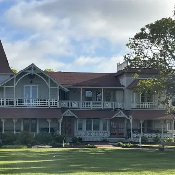 Heart of Oak Bluffs, No Car Needed! Ocean Views, Walk to Everywhere!