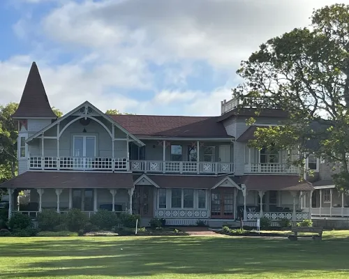 Heart of Oak Bluffs, No Car Needed! Ocean Views, Walk to Everywhere! Hotels in Oak Bluffs