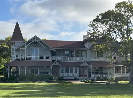 Heart of Oak Bluffs, No Car Needed! Ocean Views, Walk to Everywhere!