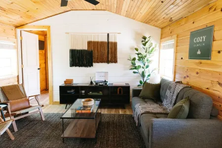 Cozy Dumplin' RRG - Warm & Modern Stay in RRG/Auxier