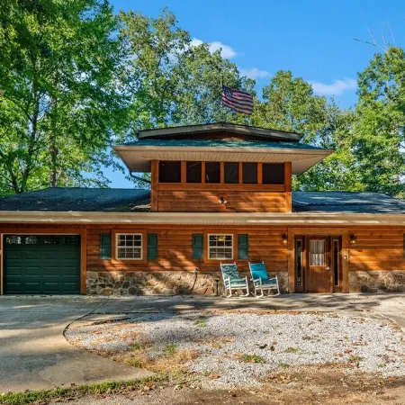 Lakeside Pet Friendly Cabin w/ Hot tub Game Rm Fireplace Elec Vehicle Charger