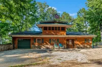 Lakeside Pet Friendly Cabin w/ Hot tub Game Rm Fireplace Elec Vehicle Charger