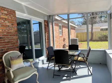 Cozy Coastal Abode- 4bed,3bath Отели рядом с достопримечательностью «Сайпресс Милл сквер»