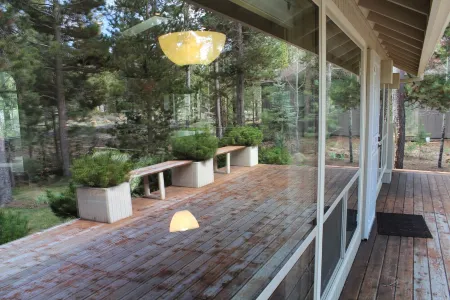 Single Level Comfy Sunriver Home With Open Floor Plan & Close To Ft Rock Park