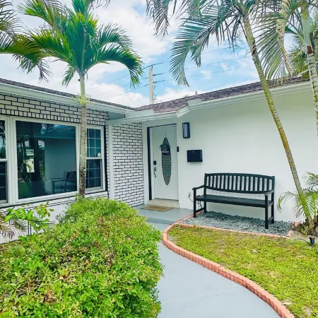 Tropical Vacation POOL Home in Melbourne, 7 mins to Beach