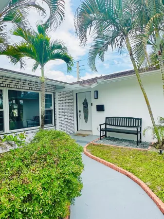 Tropical Vacation POOL Home in Melbourne, 7 mins to Beach