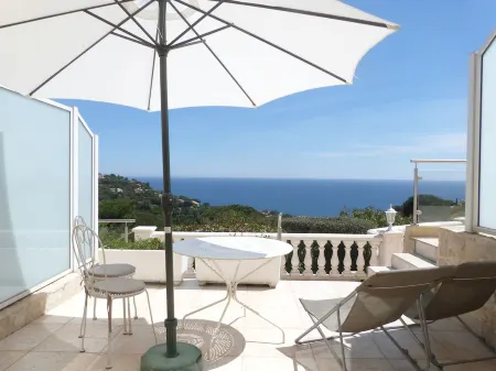 flat next  to a new house-beautiful view over the sea-air conditioned