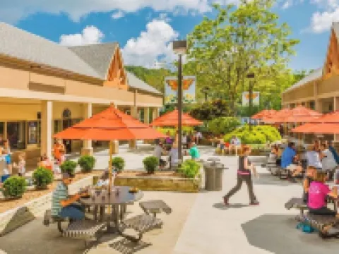 NEW!! Amazing Views & 2 porches. 2 Dens. Fire Pit. Hot Tub. Game Room. Smart TVs Hotels in Watauga