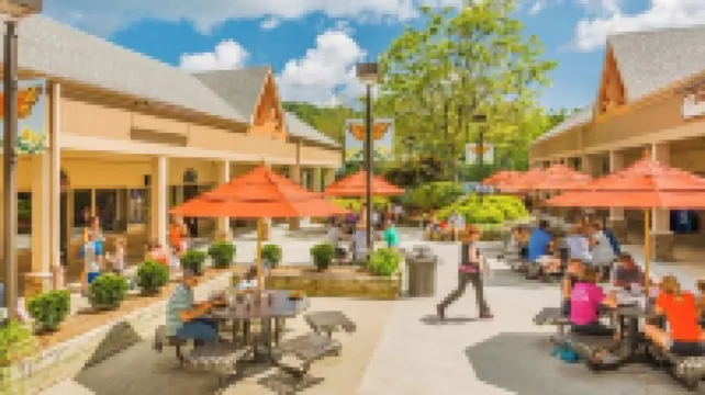 NEW!! Amazing Views & 2 porches. 2 Dens. Fire Pit. Hot Tub. Game Room. Smart TVs