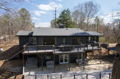 Modern pet friendly home w/ covered dock near Lake Lanier Olympic Park Don Carter State Park附近的飯店