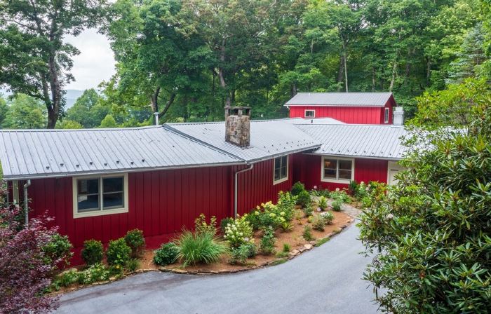 The Red House: Panoramic Views and Walk to Town