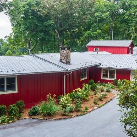 The Red House: Panoramic Views and Walk to Town