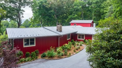 The Red House: Panoramic Views and Walk to Town Các khách sạn gần Sunrise Rock by Highlands-Cashiers Land Trust