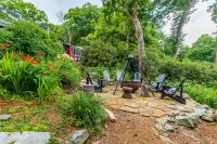 The Red House: Panoramic Views and Walk to Town