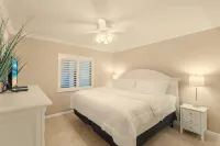 Stunning Marco River Waterfront 2 Bath w/ King Bed. Balcony, Pools/ Spa, Beach.