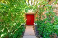 Stylish home with private pool & spa and game room.  Near Festivals & La Quinta. Shields Date Garden附近的飯店