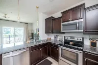 Luxurious Downtown Waterfront Loft w/ Balcony 林奇堡住宿飯店