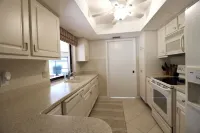 Ellis' Hideaway! Cozy 2-bedroom pool home with WiFi, AC in enjoyable Cape Coral