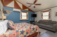 Book Now! 3 Kings, 1 Queen / Dog Friendly / 1 Mile to the Pool and Trails.
