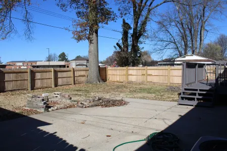 Centrally Located 3 Bdrm 2 Bath Quaint House with a Yard. Pet Friendly. Отели рядом с достопримечательностью «H L Neblett Community Center»