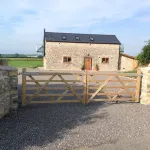 Beautiful Quiet Cottage Dog Friendly Near Cowbridge and Cardiff فنادق في 