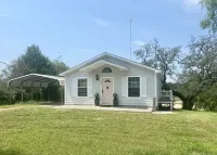 Cheerful 2 Bedroom cottage on the Llano River- Sleeps 6!