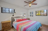 Clever Cabins 5Br/3BA in 2 Houses w/Fenced Yards, AC, W/D, Smart TVs, Fast Wi-Fi - 按摩浴池