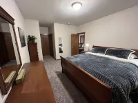 Updated duplex on quiet street close to dining, shopping, hospitals & mountains, Hotels in Lynden