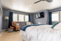 NEW Artistic Modern Cottage/SCREENED Porch/Fire Pit/ Giant Theater/Game RM