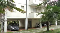 Air-Conditioned Spacious Apartment with Covered Car Parking 100m from the Beach - Lejligheder