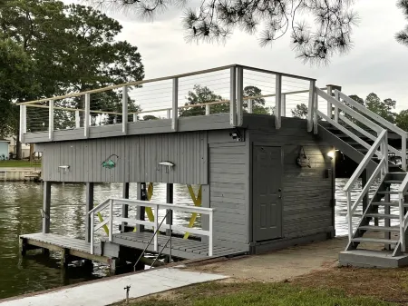 Beautiful Lakefront Home  - 4BR/3BA - Huge Lot! - 400ft of bulkhead - Boathouse